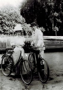 व्लादिमीर दिमित्रिच नाबोकोव (1870-1922) और ऐलेना इवानोव्ना रुकविश्निकोवा (1876-1939), बेनामी। फोटो द्वारा अज्ञात फोटोग्राफर