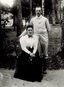 व्लादिमीर दिमित्रिच नाबोकोव (1870-1922) और ऐलेना इवानोव्ना रुकविश्निकोवा (1876-1939), बेनामी। फ़ोटोग्राफ़, सीए 1896, म्यूज़ियम ऑफ़ रीजनल स्टडीज़, Rozhdestveno द्वारा अज्ञात फोटोग्राफर
