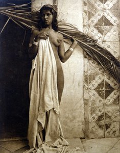 नग्न पोज देती युवा बर्बर महिला. 1890 के आसपास फोटोग्राफी
