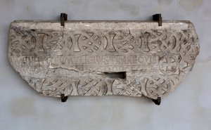 शिलालेख और सजावट के साथ पत्थर (फोटो)