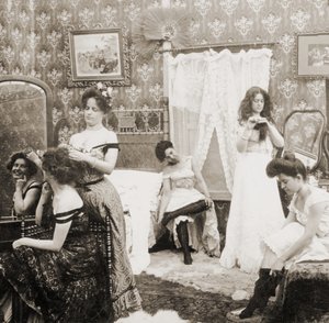 &39;ड्रेसिंग फॉर द बॉल&39;, c.1900 (सीपिया फोटो) (473245 भी देखें) द्वारा वर्मोंट, यूएसए एचसी व्हाइट कंपनी