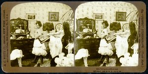 स्टीरियोस्कोपिक कार्ड में एक महिला को कोर्सेट में लिटाते हुए दिखाया गया, c.1900 (सीपिया फोटो) (473244 भी देखें) द्वारा वर्मोंट, यूएसए एचसी व्हाइट कंपनी