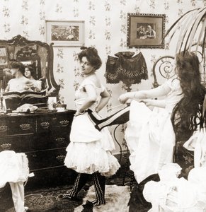 स्टीरियोस्कोपिक कार्ड में एक महिला को कोर्सेट में लिटाया गया, c.1900 (सीपिया फोटो) (देखें 473243) द्वारा वर्मोंट, यूएसए एचसी व्हाइट कंपनी
