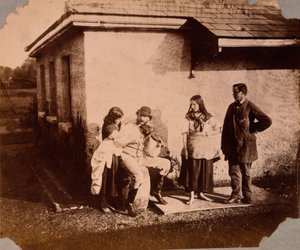 बच्चे एक आदमी को एक बेला खेलते हुए सुनते हैं, c.1859-61 द्वारा विस्काउंटेस हॉवर्ड