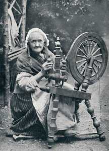 एक पुरानी आयरिश महिला अपने कताई-व्हील, 1912 पर