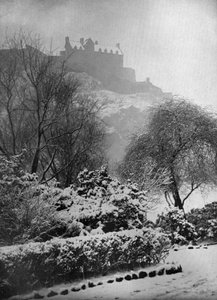 1924-1926, स्कॉटलैंड के प्रिंसेस स्ट्रीट गार्डन से एडिनबर्ग कैसल बर्फ में। द्वारा डब्ल्यू। रीड