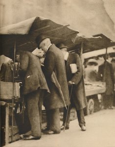 फारिंगडन रोड मार्केट के बुक स्टॉल में से एक, c1935।