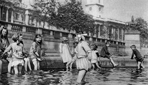 ट्राफलगर स्क्वायर, लंदन, 1926-1927 में फव्वारे में पैडलिंग करते बच्चे द्वारा व्हिफिन
