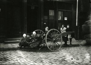 गाड़ी में बच्चों का समूह, लड़की और महिला पीछे खड़े होकर, c.1910-21 द्वारा विलियम डेविस हसलर
