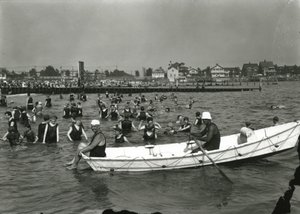 पानी में रौबोट और तैराक, कोनी द्वीप, c.1910-21 द्वारा विलियम डेविस हसलर