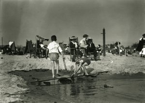 दो बच्चे उथले, कोनी द्वीप में लकड़ी के स्क्रैप के साथ खेलते हैं, c.1910-21 द्वारा विलियम डेविस हसलर