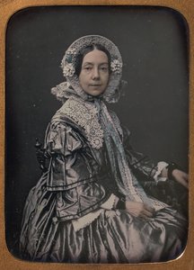 1854-60 में सजी-धजी पोशाक पहने अधेड़ उम्र की महिला। द्वारा विलियम हार्डी केंटो