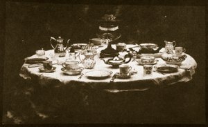 सुरुचिपूर्ण ढंग से सेट की गई तालिका, c.1841 (कैलोटाइप नकारात्मक से नमक पेपर प्रिंट) द्वारा विलियम हेनरी फॉक्स टैलबोट