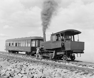 पाइक पीक, मैनिटौ और पाइक पीक रेलवे के शिखर सम्मेलन पर कॉग व्हील ट्रेन, c.1901 (b/w फोटो)