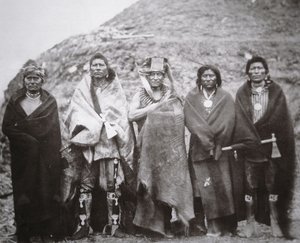 एक आदिवासी पृथ्वी लॉज के सामने पावनी लोग, c.1869 (b/w फोटो)