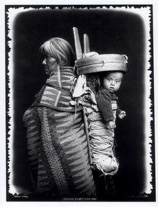 नाहाओ महिला अपनी पीठ पर एक पैपोज़ लेती हुई, c.1914 (bw photo)