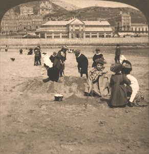 1894 में वेल्स के लैंदुड्नो समुद्र तट पर। द्वारा वर्क्स एंड सन स्कल्पचर स्टूडियो