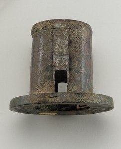 रथ फिटिंग: एक्सल कैप (कांस्य) द्वारा झोउ राजवंश चीनी स्कूल