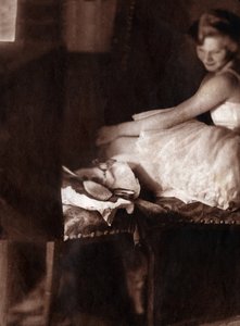 क्लासिक डांसर अपने लॉज में कपड़े पहन रही है। 1929 (प्रिंट) द्वारा . .