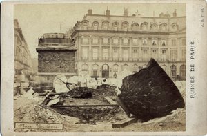 पेरिस का कम्यून (1871): पेरिस में प्लेस वेंडोम पर खंडहर। फोटोग्राफी 1871. आकार 16.5x10.8 सेमी द्वारा फ्रेडरिक (एटीआर) बरनार्ड