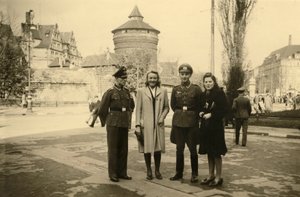 द्वितीय विश्व युद्ध (1939-1945): फ्रांस के टूर्स शहर में अपने साथी या पत्नी के साथ पोज देते दो जर्मन सैनिक