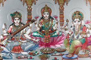 विष्णु की पत्नी लक्ष्मी समृद्धि, सौभाग्य और सौंदर्य की देवी हैं। गणेश।