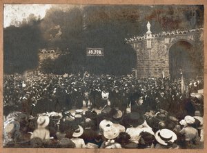 लूर्डेस का तीर्थयात्री। 1910 (बी/डब्ल्यू फोटो) द्वारा . .