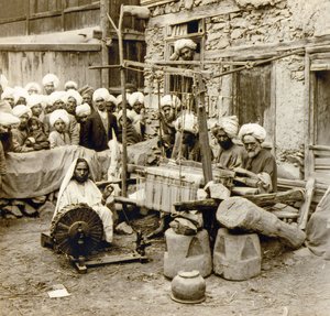 ऊनी शॉल कताई और बुनाई, श्रीनगर, कश्मीर, भारत c.1901 (फोटो) द्वारा फ्रेडरिक (एटीआर) बरनार्ड