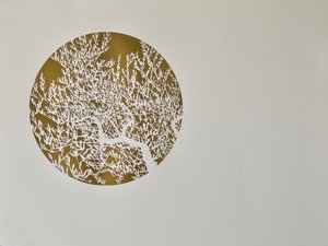 छिपा ज्ञान, 2017, कागज पर गर्म मुद्रांकन पत्ती रोल द्वारा एंगस हैम्पल