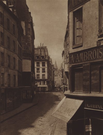 1866 में Rue de l'Ecole-de-Medecine, केंद्रीय ओडियन मेट्रो स्टेशन द्वारा प्रतिस्थापित भाग को नष्ट कर दिया गया, दूरी में, सेंट-जर्मेन-डेस-प्रेसी की ओर, रुए सैंट-मार्गुराइट (बी / डब्ल्यू फोटो) द्वारा (बाद में) फ्रांसीसी फोटोग्राफर