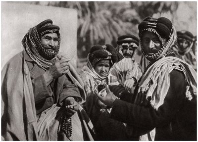 एक शेख, प्रसिद्ध अरब कॉफी, इराक, 1925 का आनंद ले रहा है द्वारा ए केरीम