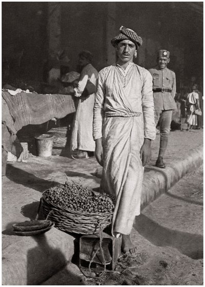 एक छोटा व्यापार जो थोड़ा लाभ लाता है, इराक, 1925। द्वारा ए केरीम