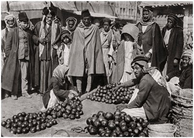 1925 में इराक के बगदाद में फलों का बाजार द्वारा ए केरीम