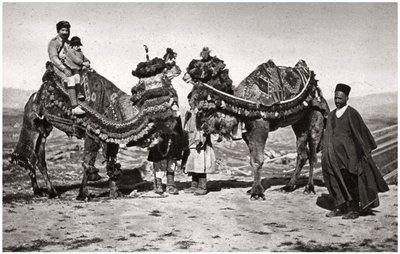 1925 के कर्बला, इराक के रास्ते पर अपने ऊंटों के साथ तीर्थयात्री द्वारा ए केरीम