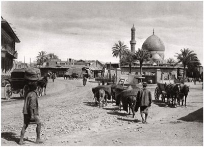उत्तर गेट, बगदाद, इराक से एक सड़क का दृश्य, 1925। द्वारा ए केरीम