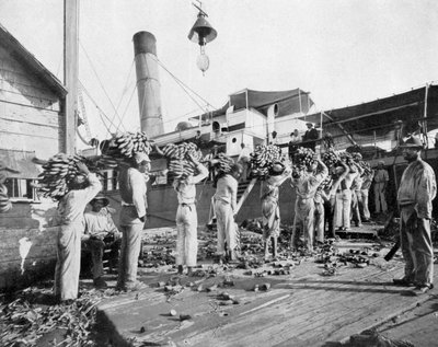 केले, पोर्ट एंटोनियो, जमैका लोड हो रहा है, c1905। द्वारा एडोल्फ डुपरली और सोन