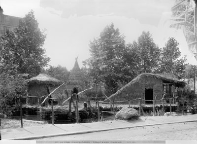 पेरिस में 1889 की सार्वभौमिक प्रदर्शनी में लेकसाइड गांव, वास्तुकार चार्ल्स गार्नियर (1825-98) (bw फोटो) द्वारा अडोलफे जिराउडन