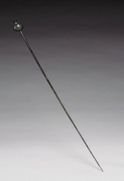 गारमेंट पिन, c.1400 ईसा पूर्व (कास्ट और गढ़ा कांस्य) द्वारा आयु कांस्य