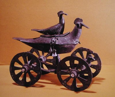 सारजेवो (कांस्य) के पास ग्लासिंक से दो पक्षियों के रूप में वोट रथ द्वारा लौह युग