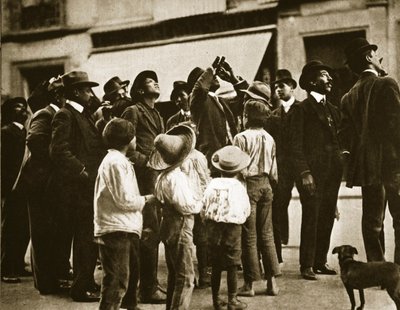 अप्रैल 1910 में हैली धूमकेतु का अवलोकन करते हुए मेक्सिको सिटी में एक सड़क पर भीड़ द्वारा अगस्टिन विक्टर केसोला