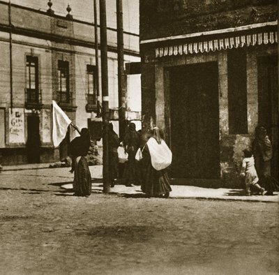 फरवरी 1913 में मैक्सिको सिटी में &39;ला डेसेना ट्रागिका&39; के दौरान एक सफेद झंडे की आड़ में सड़कों पर चलती महिलाएँ द्वारा अगस्टिन विक्टर केसोला