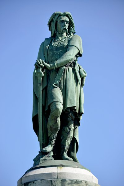 Vercingetorix (72-46 ईसा पूर्व) की विशाल प्रतिमा, गैलिक नेता - बाजरा ऐम की मूर्तिकला (1819-1891) 1865 में मोंट औक्सोइस के पश्चिमी भाग पर 6.60 मीटर लंबा एरिगे (वायलेट ले डक द्वारा आधार 7 मीटर ऊंचा) एलिस सैंट रेइन 1865 द्वारा ऐमे बाजरा