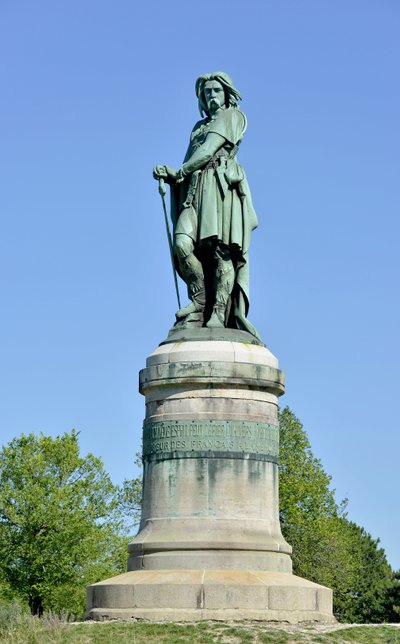 Vercingetorix (72-46 ईसा पूर्व) की विशाल प्रतिमा, गैलिक नेता - बाजरा ऐम की मूर्तिकला (1819-1891) 1865 में मोंट औक्सोइस के पश्चिमी भाग पर 6.60 मीटर लंबा एरिगे (वायलेट ले डक द्वारा आधार 7 मीटर ऊंचा) एलिस सैंट रेइन 1865 द्वारा ऐमे बाजरा