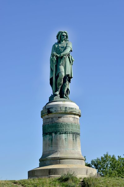 Vercingetorix (72-46 ईसा पूर्व) की विशाल प्रतिमा, गैलिक नेता - बाजरा ऐम की मूर्तिकला (1819-1891) 1865 में मोंट ऑक्सोइस के पश्चिमी भाग पर 6.60 मीटर लंबा एरिगे (वायलेट ले डक द्वारा आधार 7 मीटर ऊंचा) एलिस सैंट रेइन 1865 द्वारा ऐमे बाजरा