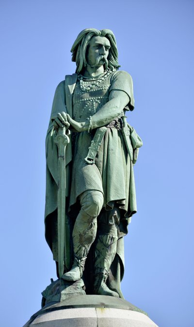 Vercingetorix (72-46 ईसा पूर्व) की विशाल प्रतिमा, गैलिक नेता - बाजरा ऐम की मूर्तिकला (1819-1891) 1865 में मोंट ऑक्सोइस के पश्चिमी भाग पर 6.60 मीटर लंबा एरिगे (वायलेट ले डक द्वारा आधार 7 मीटर ऊंचा) एलिस सैंट रेइन 1865 द्वारा ऐमे बाजरा