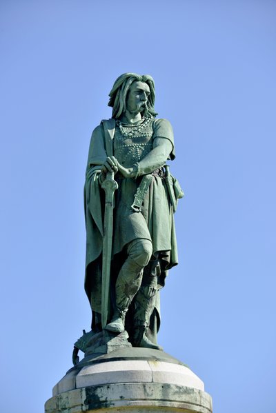 Vercingetorix (72-46 ईसा पूर्व) की विशाल प्रतिमा, गैलिक नेता - बाजरा ऐम की मूर्तिकला (1819-1891) 1865 में मोंट औक्सोइस के पश्चिमी भाग पर 6.60 मीटर लंबा एरिगे (वायलेट ले डक द्वारा आधार 7 मीटर ऊंचा) एलिस सैंट रेइन 1865 द्वारा ऐमे बाजरा