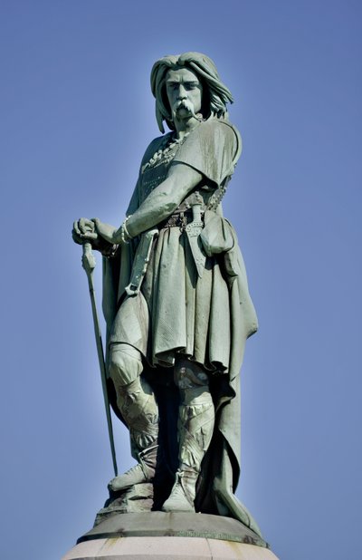 Vercingetorix (72-46 ईसा पूर्व) की विशाल प्रतिमा, गैलिक नेता - बाजरा ऐम की मूर्तिकला (1819-1891) 1865 में मोंट औक्सोइस के पश्चिमी भाग पर 6.60 मीटर लंबा एरिगे (वायलेट ले डक द्वारा आधार 7 मीटर ऊंचा) एलिस सैंट रेइन 1865 द्वारा ऐमे बाजरा