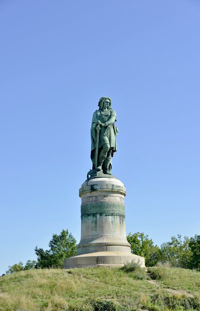 Vercingetorix (72-46 ईसा पूर्व) की विशाल प्रतिमा, गैलिक नेता - बाजरा ऐम की मूर्तिकला (1819-1891) 1865 में मोंट औक्सोइस के पश्चिमी भाग पर 6.60 मीटर लंबा एरिगे (वायलेट ले डक द्वारा आधार 7 मीटर ऊंचा) एलिस सैंट रेइन 1865 द्वारा ऐमे बाजरा
