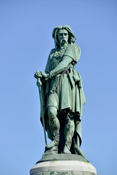 Vercingetorix (72-46 ईसा पूर्व) की विशाल प्रतिमा, गैलिक नेता - बाजरा ऐम की मूर्तिकला (1819-1891) 1865 में मोंट औक्सोइस के पश्चिमी भाग पर 6.60 मीटर लंबा एरिगे (वायलेट ले डक द्वारा आधार 7 मीटर ऊंचा) एलिस सैंट रेइन 1865 द्वारा ऐमे बाजरा