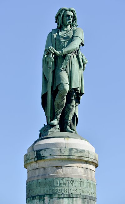 Vercingetorix (72-46 ईसा पूर्व) की विशाल प्रतिमा, गैलिक नेता - बाजरा ऐम की मूर्तिकला (1819-1891) 1865 में मोंट औक्सोइस के पश्चिमी भाग पर 6.60 मीटर लंबा एरिगे (वायलेट ले डक द्वारा आधार 7 मीटर ऊंचा) एलिस सैंट रेइन 1865 द्वारा ऐमे बाजरा